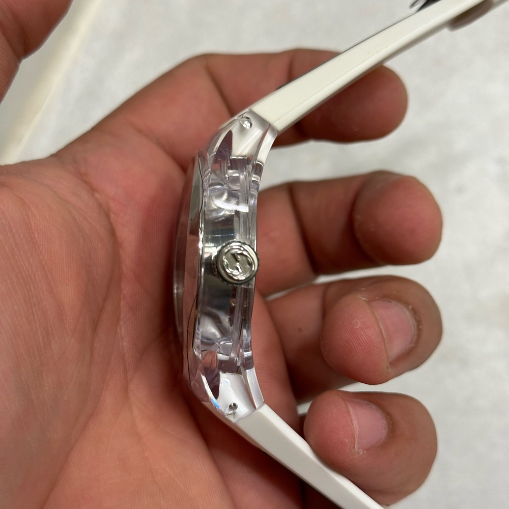 Gucci Sync XXL White Rubber Unisex Watch YA137102 - Picture 5 of 7